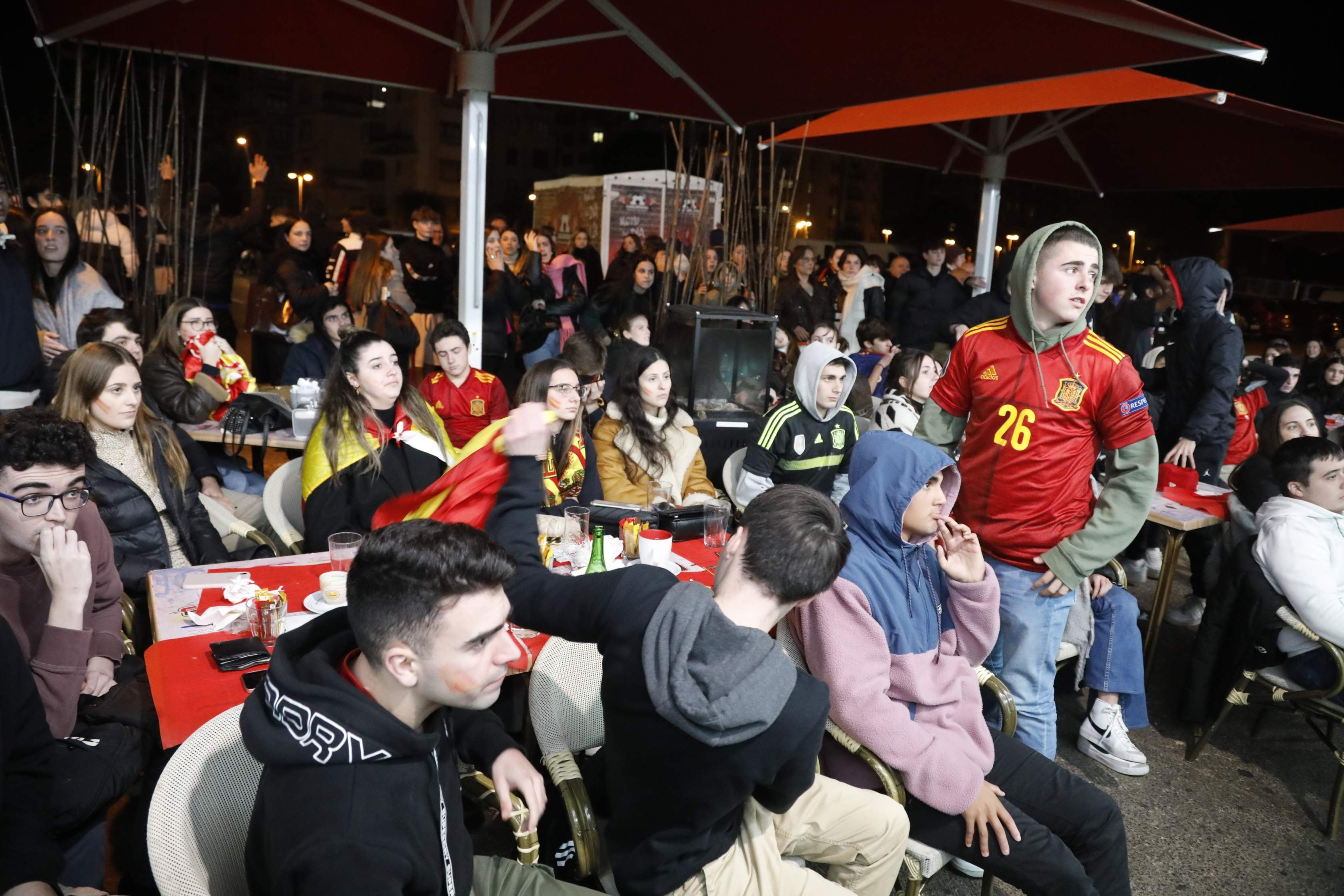 Fotos: Una decepción sin límite entre la afición asturiana