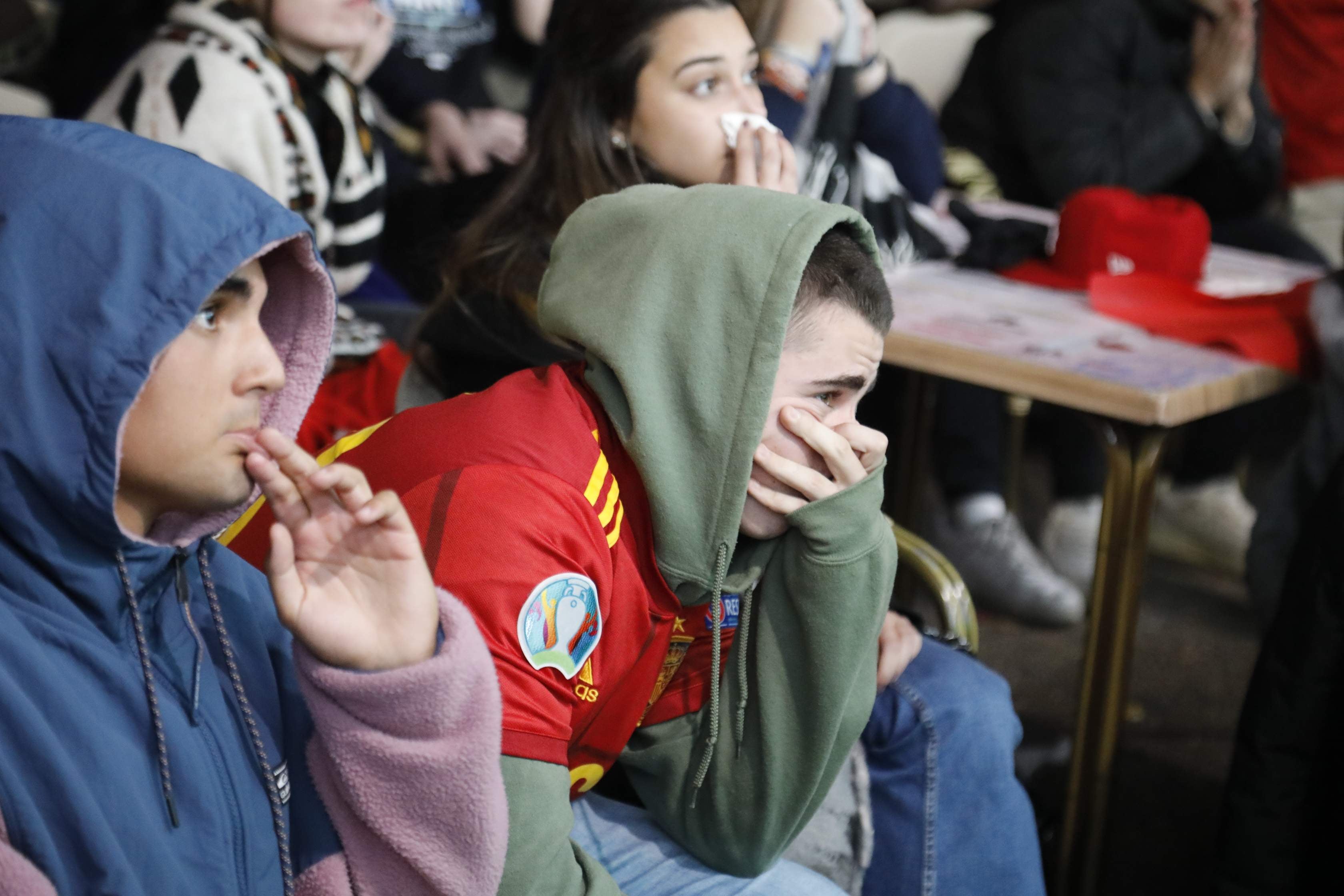 Fotos: Una decepción sin límite entre la afición asturiana