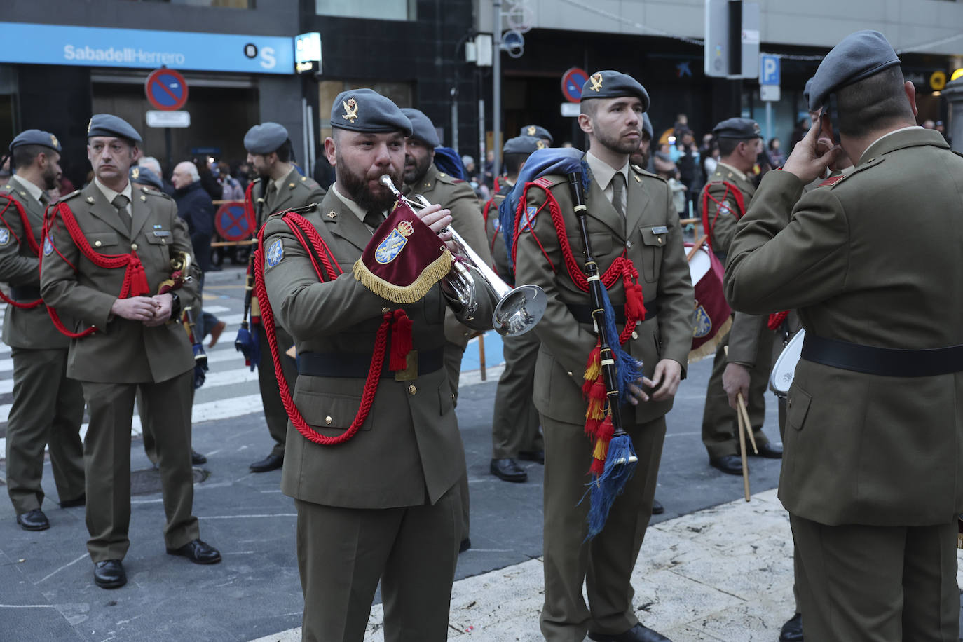 Fotos: Entrega de la Medalla de Oro al Regimiento «Príncipe» número 3 en Siero