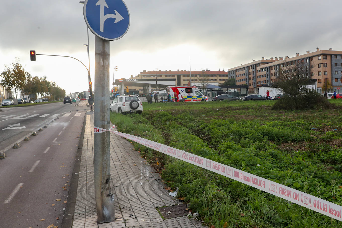 Fotos: Un conductor pierde el conocimiento y choca con una farola en Gijón