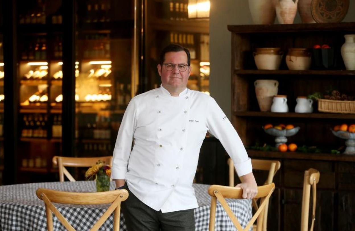 El empresario y cocinero Javier Loya, en uno de los salones de su restaurante Deloya Latores, ubicado a las afueras de Oviedo. 