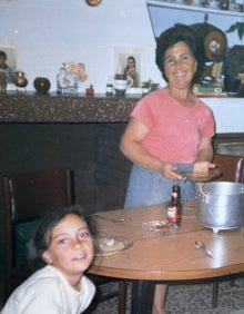 Imagen secundaria 2 - Ana Orantes, la primera vez que disfrutó del mar, a los 60 años (arriba). Retrato con 16 años (abajo, izq.) y en la casa de El Fargue, hacia 1986, una de las pocas fotografías que se salvaron de la quema que su expareja hizo (abajo der.).