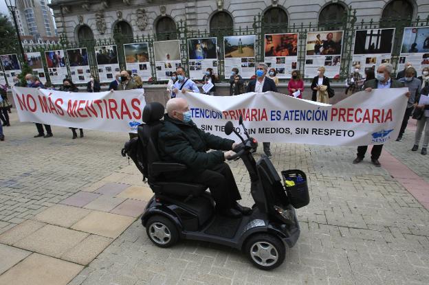 Concentración de médicos de Atención Primaria en Oviedo en 2021.