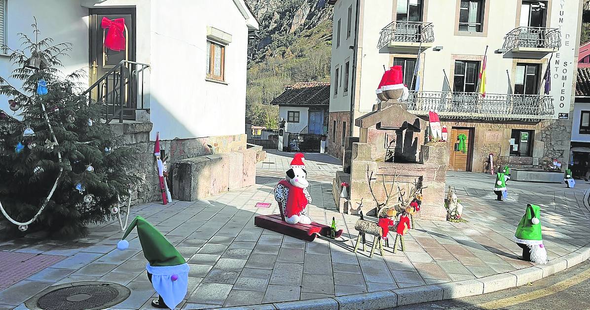 La plaza de Pola en la que se encuentran los gnomos y el Papá Noel. 