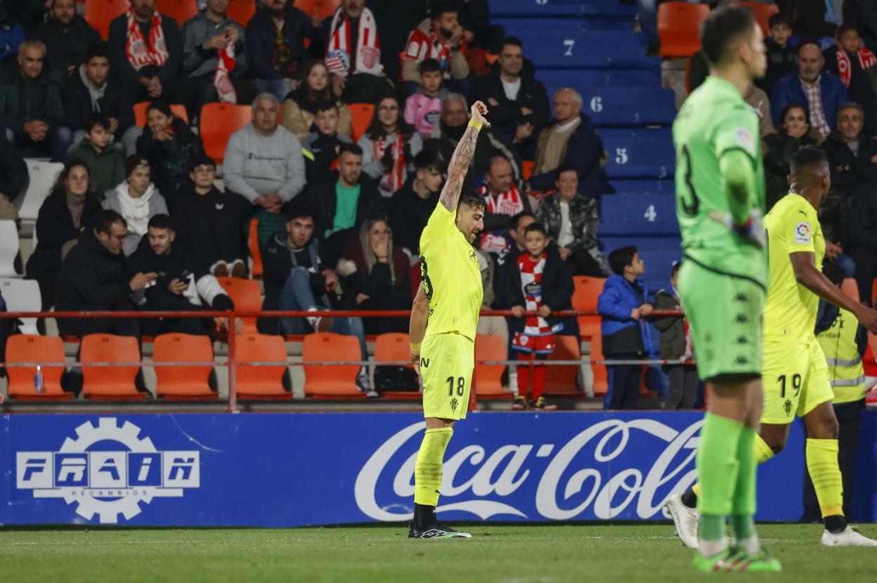 El sportinguista Zarfino simula escanciar sidra durante la celebración de su gol, que le dio al equipo los tres puntos en Lugo. 