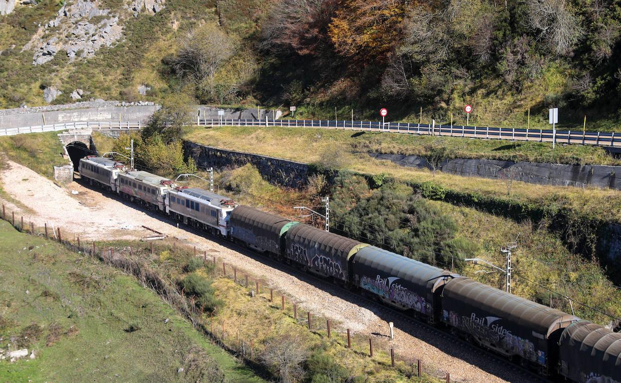 Un tren de mercancías circulando por un tramo asturiano de la rampa de Pajares.