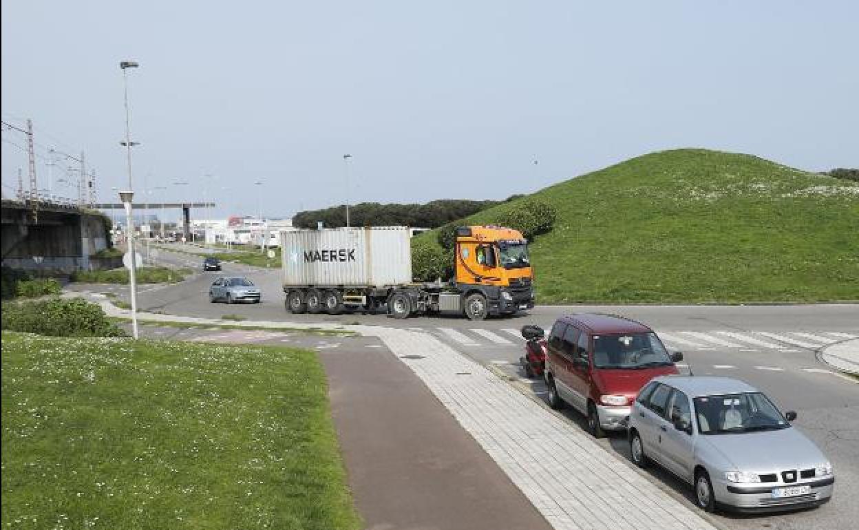 Rotonda de El Arbeyal, donde conectará el vial de Jove. / ARNALDO GARCÍA