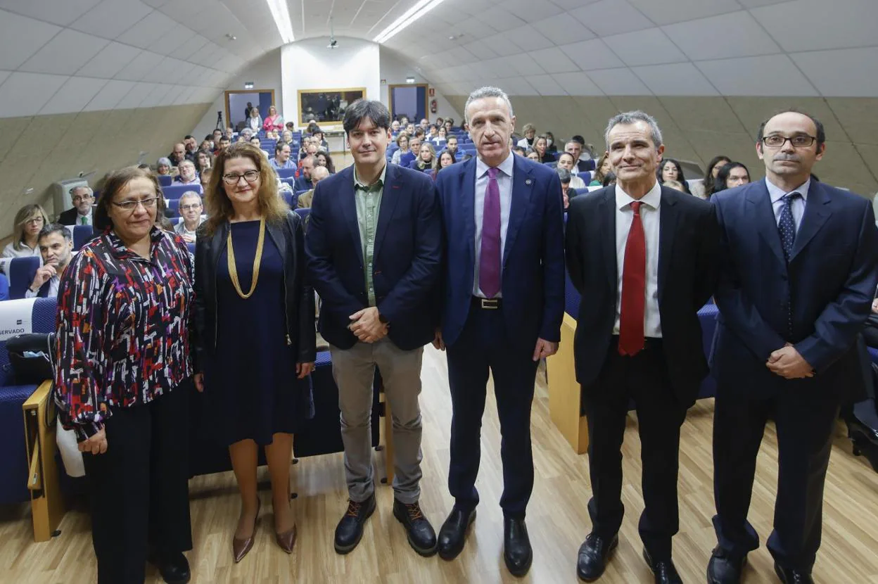 La edil gijonesa de Educación, Natalia González; Mercedes Siles, Borja Sánchez; el vicerrector de centros asociados de la UNED, Jesús de Andrés y el director y el secretario del centro, Juan Carlos Menéndez y Rubén Fernández. 