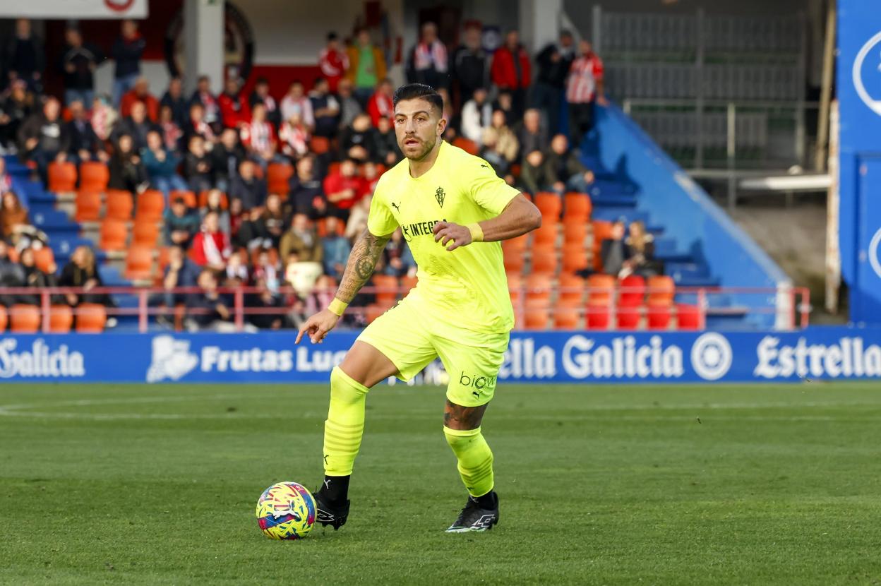 Zarfino avanza con el balón en el Anxo Carro. 