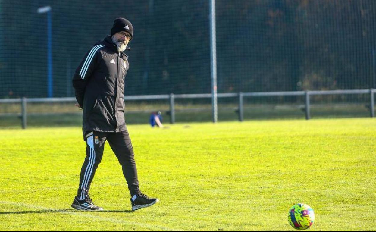 Cervera, en el entrenamiento del Real Oviedo esta mañana.