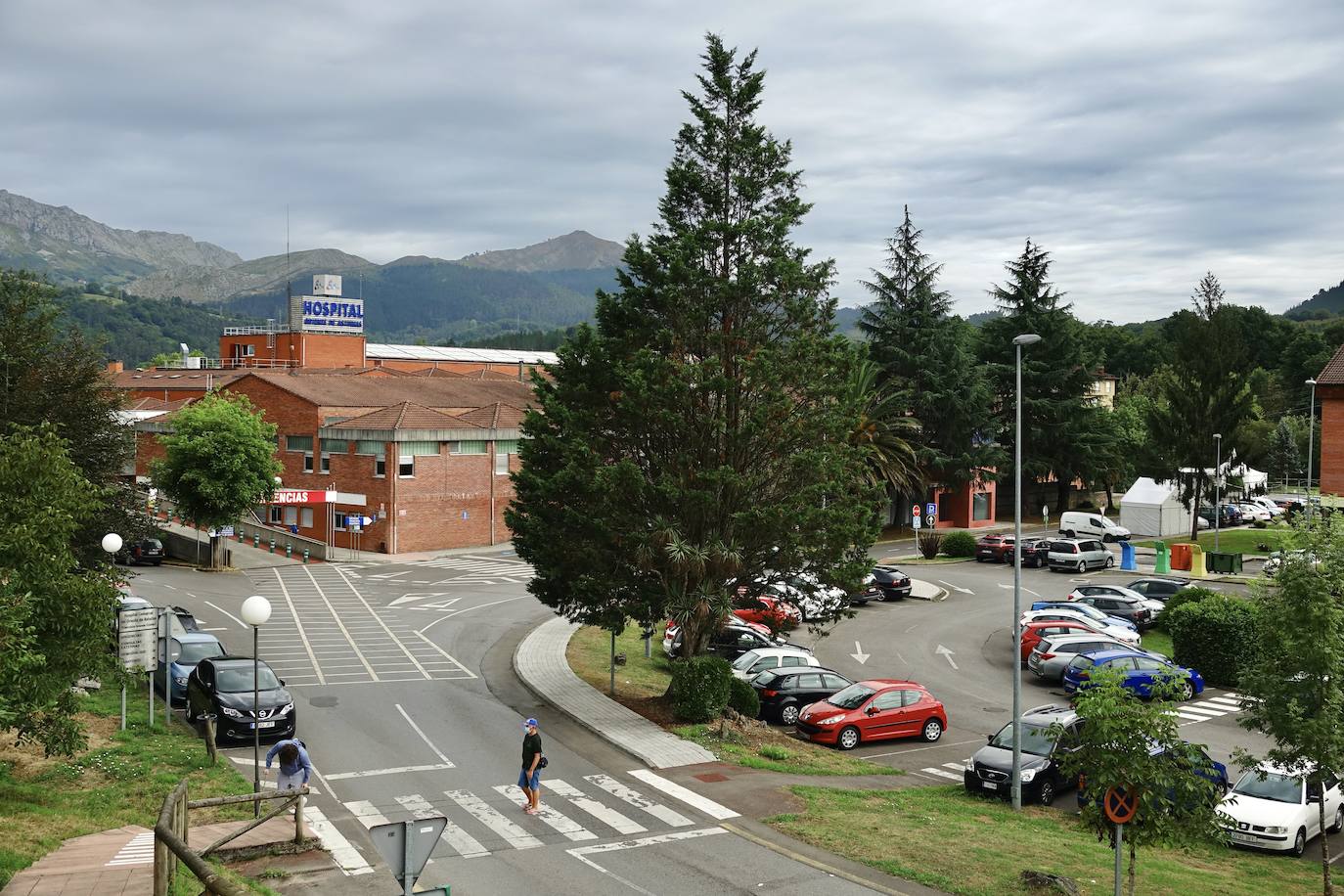 Hospital de Arriondas, a donde fue trasladada en ambulancia la mujer herida, en una imagen de archivo,