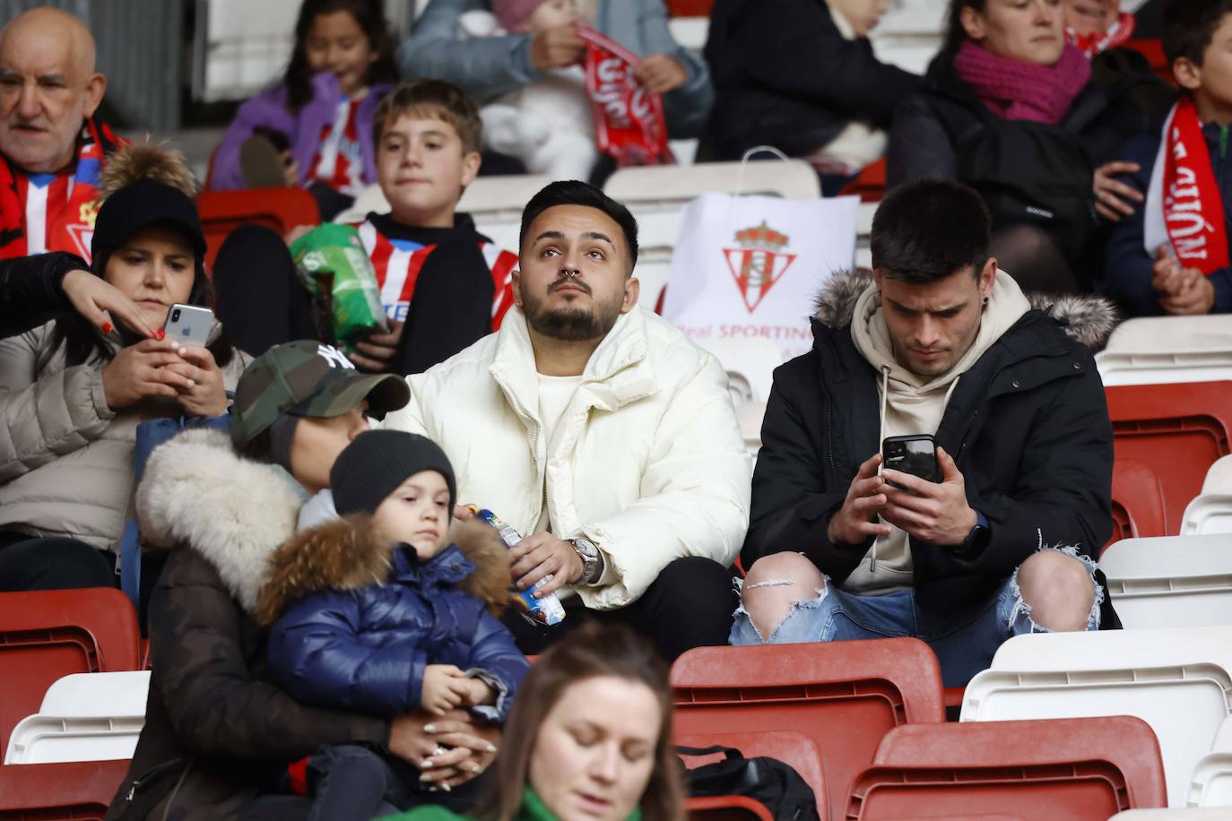 Fotos: ¿Estuviste en el Sporting-Cartagena?¡Búscate en El Molinón!