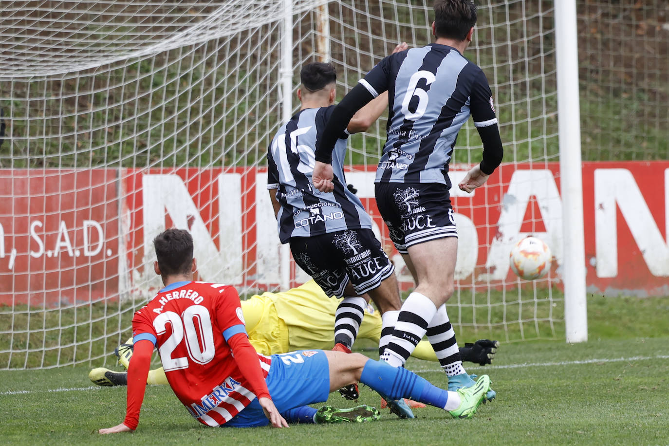 Fotos: Las jugadas del Sporting B 2-1 Tuilla