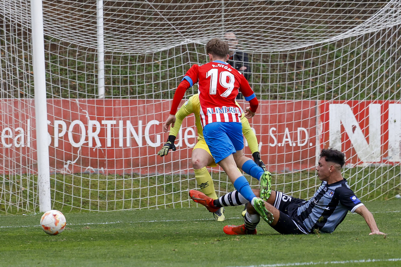 Fotos: Las jugadas del Sporting B 2-1 Tuilla