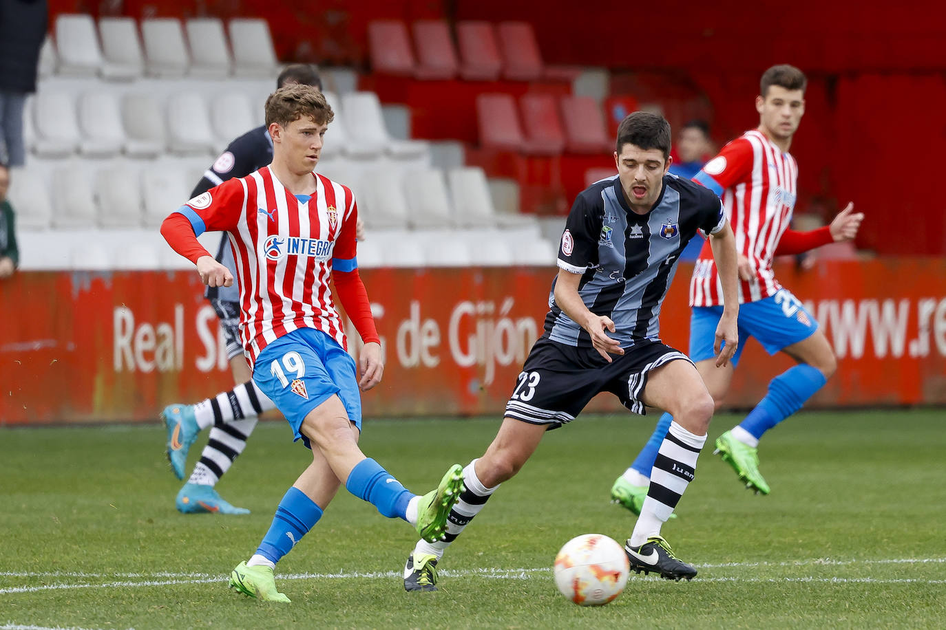 Fotos: Las jugadas del Sporting B 2-1 Tuilla