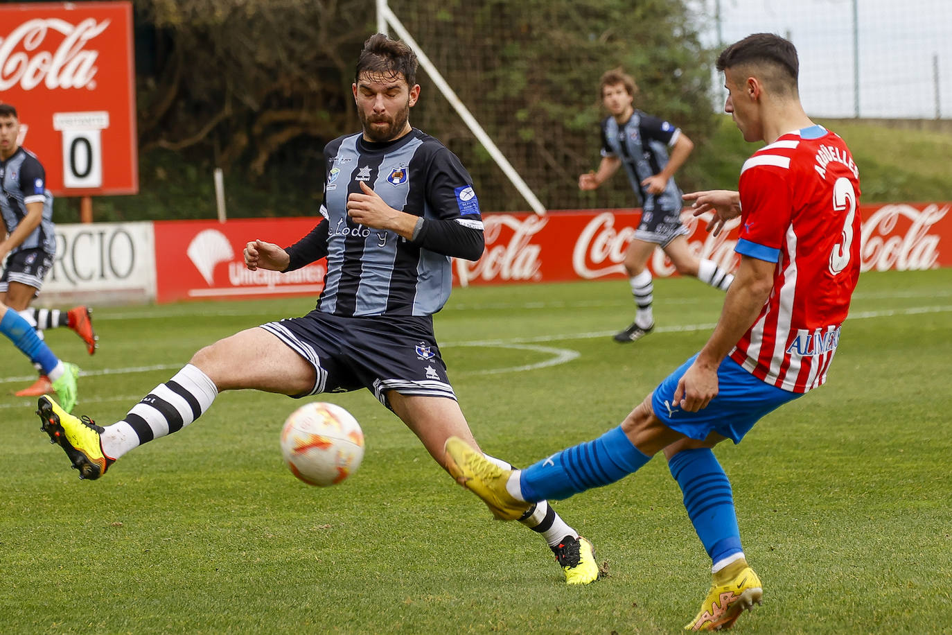 Fotos: Las jugadas del Sporting B 2-1 Tuilla