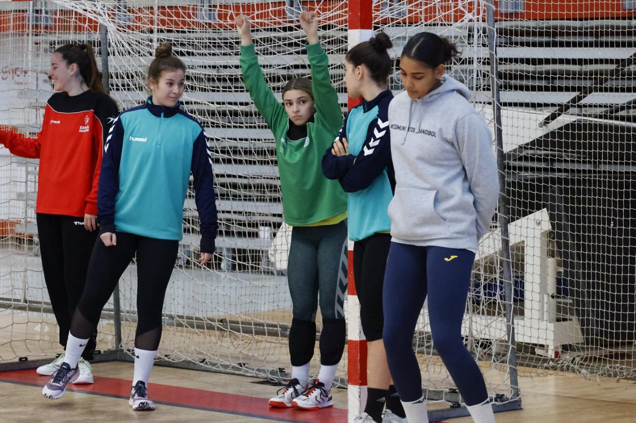 De izquierda a derecha, María Palomo, Lorena Zarco, María González, Nayla de Andrés y Carmen Arroyo, en el entrenamiento de ayer en el Palacio de Deportes, escenario del encuentro de hoy . 