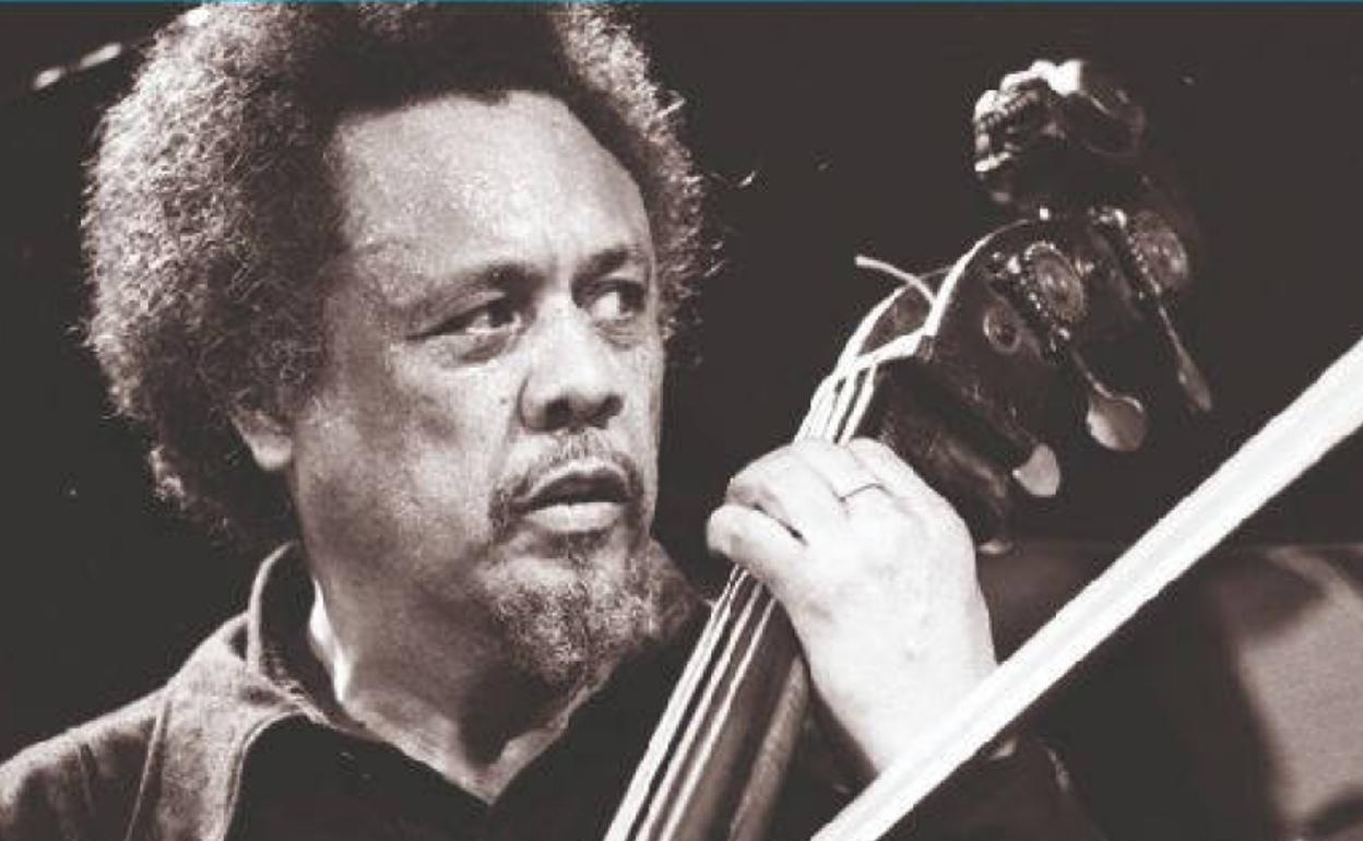 El contrabajista y compositor Charles Mingus en 1977, en la foto de la portada de sus memorias.