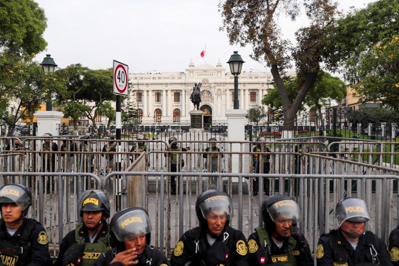 Un consistente cordón policial protege la sede del Congreso en Lima