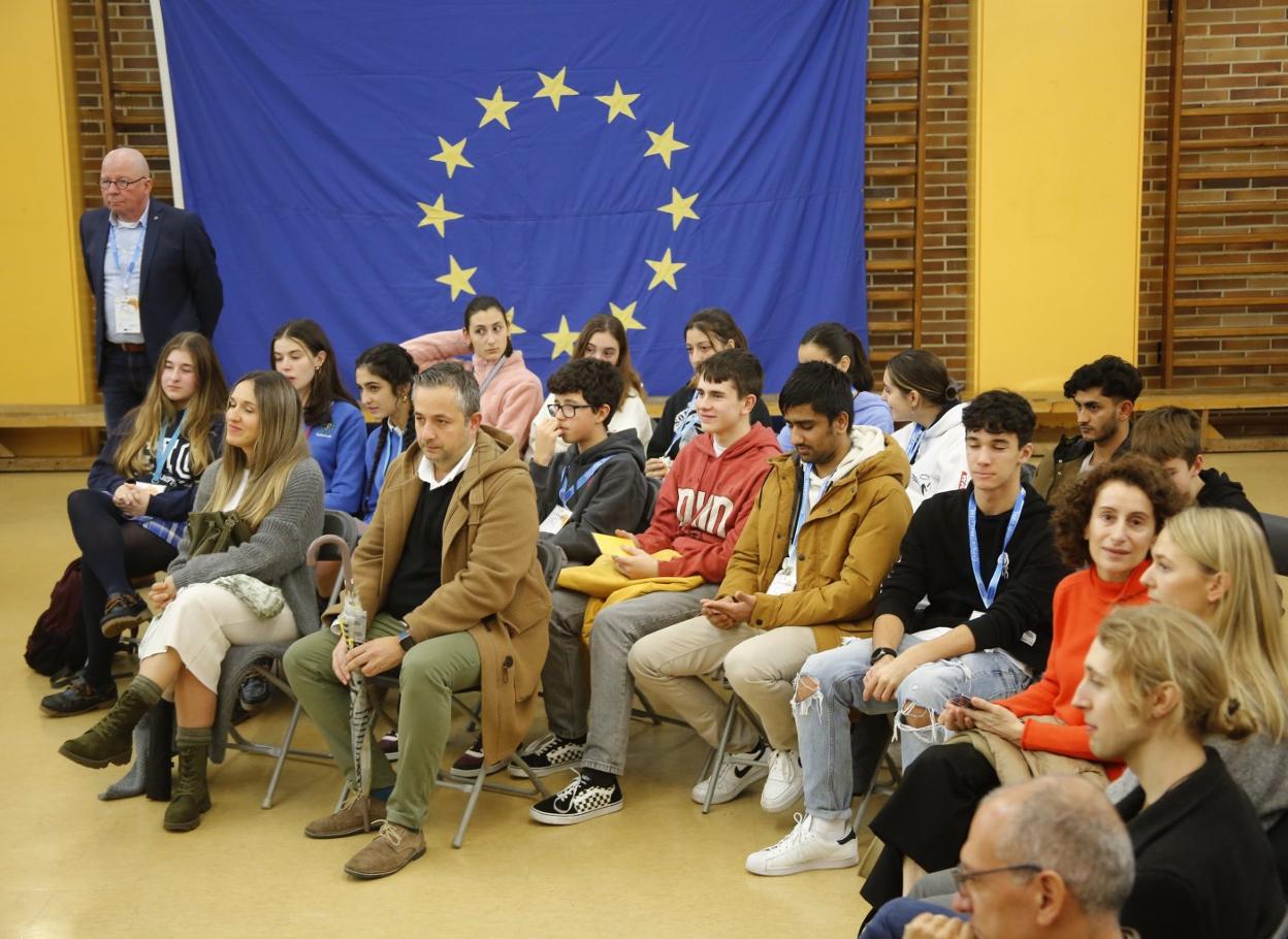 Alumnos, padres y profesores participantes, durante la reunión. 