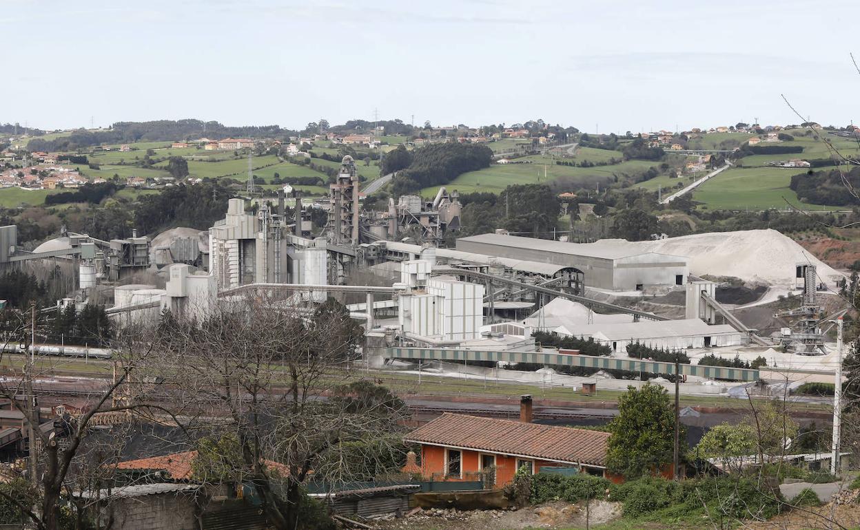 La cementera de Aboño, cuya producción se verá beneficiada por el arancel ambiental.