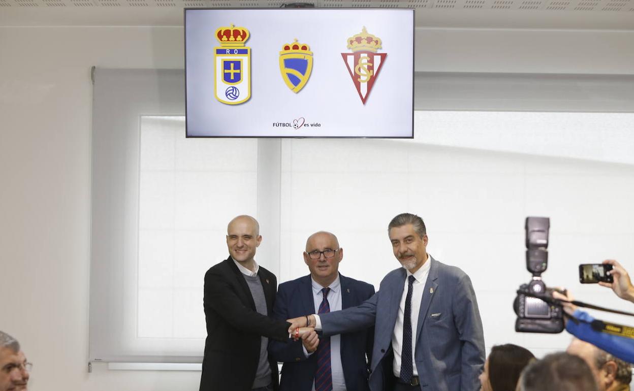 (De izd. a dcha.) David Guerra, Presidente del Real Sporting; José Ramón Lobo, Presidente de la Federación de Fútbol del Principado, y Martín Pelaez, Presidente del Real Oviedo. 