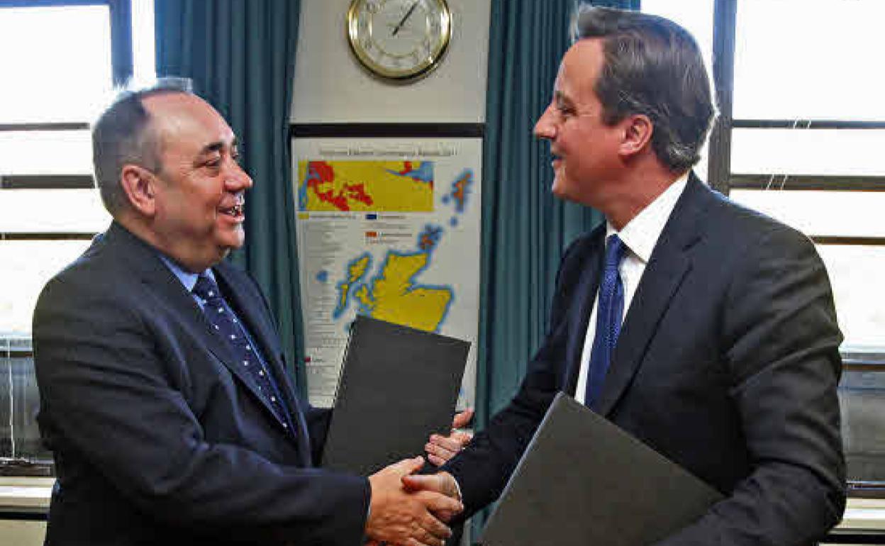 Alex Salmond, ex ministro principal de Escocia, y David Cameron, ex primer ministro del Reino Unido, en 2012, cuando pactaron la celebración del referéndum que se celebró en 2014 