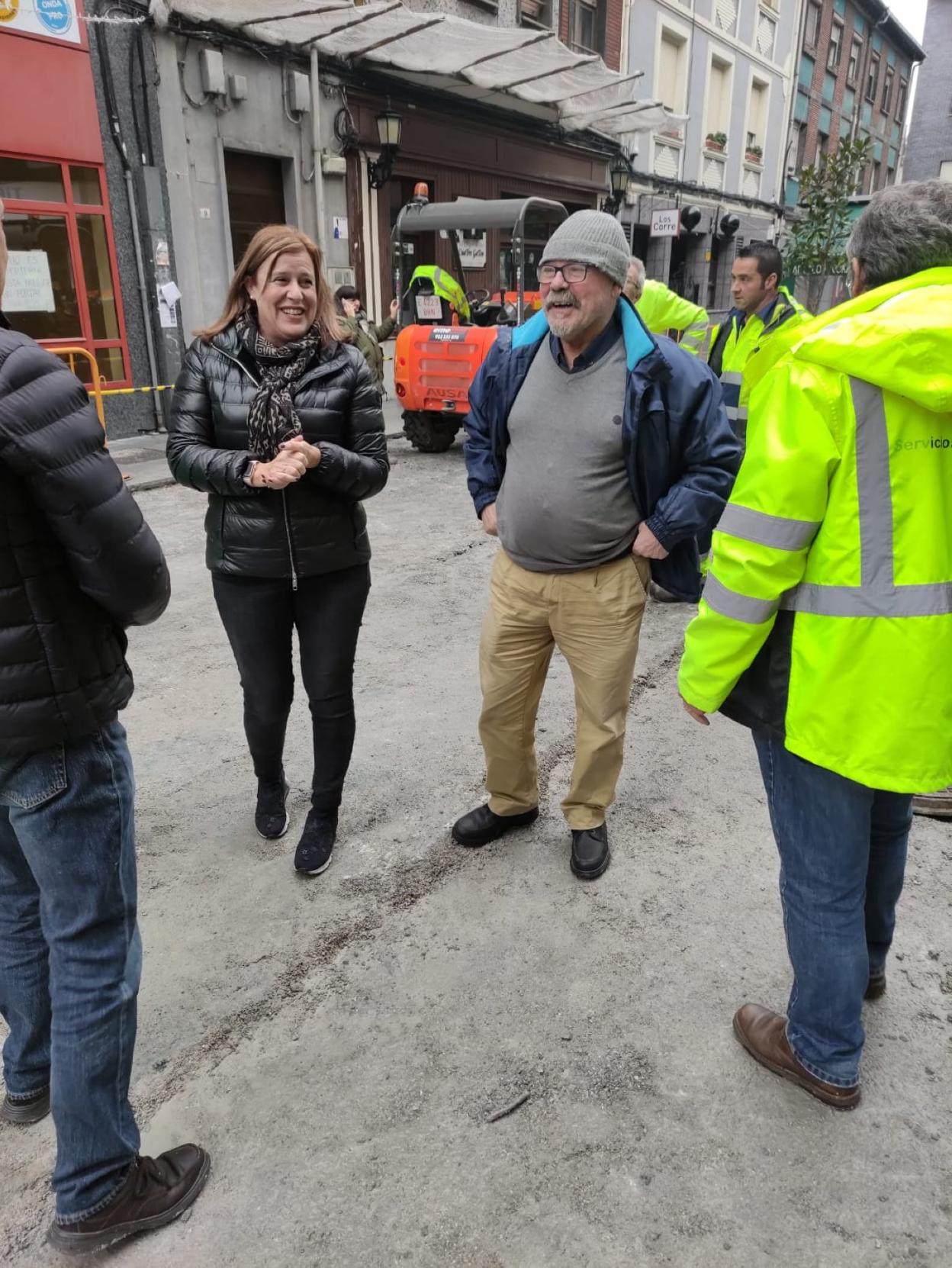 La alcaldesa de Langreo, con el escultor Luelmo en la zona donde estará la estatua de Villa. 