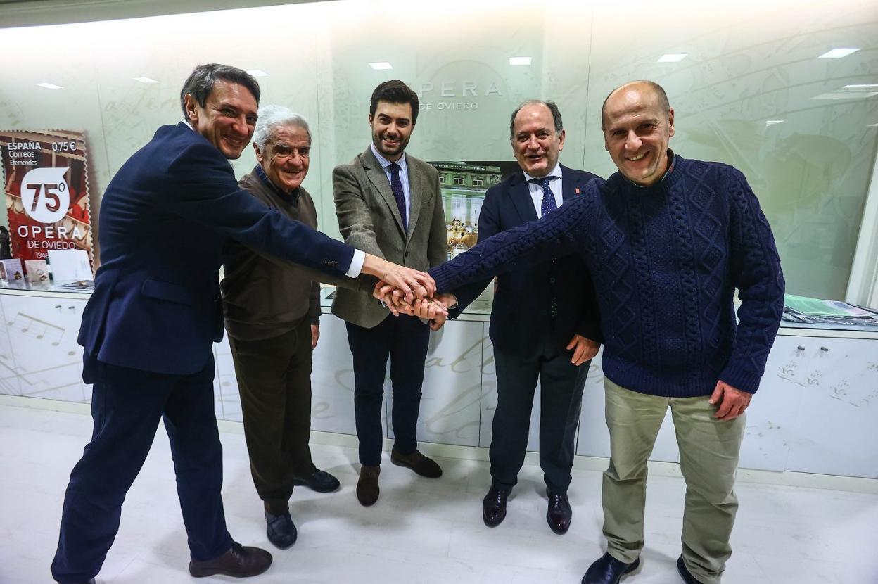 Los firmantes del convenio de colaboración. 