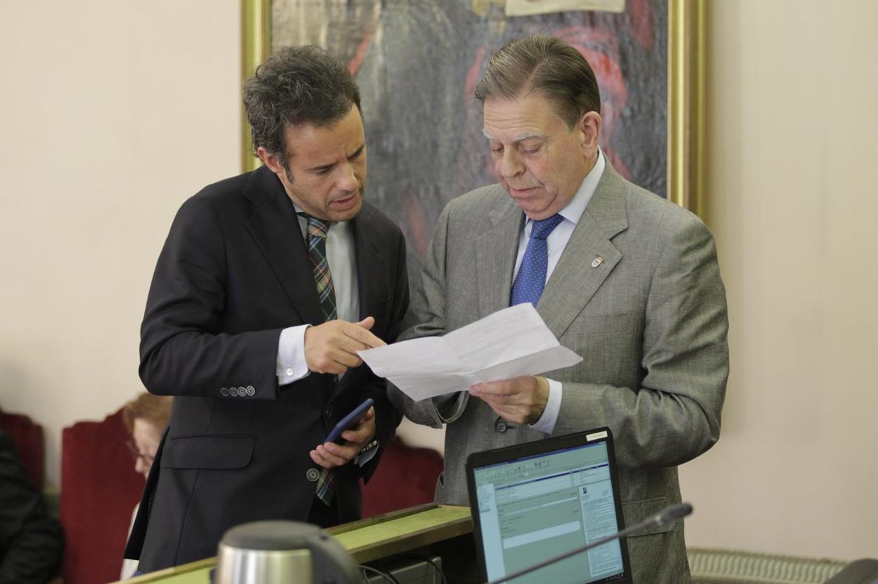 Nacho Cuesta y Alfredo Canteli, durante un pleno en Oviedo. 
