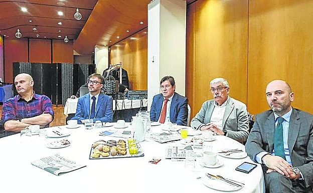 Imagen principal - Monchu García (PSOE), Alfredo Menéndez (EdP), José Ferrer (Colegio de Economistas de Asturias), Luis Manuel Flórez (candidato del PSOE a la Alcaldía) y Diego Oliveira (responsable de marketing de EL COMERCIO); Los concejales del Ayuntamiento de Gijón Alberto López-Asenjo (no adscrito), José Carlos Fernández Sarasola (Cs), Jesús Martínez Salvador (Foro), Olmo Ron y Salomé Díaz (PSOE); y José Antonio Garmón, director general de Gobernanza Pública del Principado.