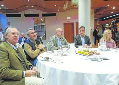 Imagen secundaria 1 - Monchu García (PSOE), Alfredo Menéndez (EdP), José Ferrer (Colegio de Economistas de Asturias), Luis Manuel Flórez (candidato del PSOE a la Alcaldía) y Diego Oliveira (responsable de marketing de EL COMERCIO); Los concejales del Ayuntamiento de Gijón Alberto López-Asenjo (no adscrito), José Carlos Fernández Sarasola (Cs), Jesús Martínez Salvador (Foro), Olmo Ron y Salomé Díaz (PSOE); y José Antonio Garmón, director general de Gobernanza Pública del Principado.