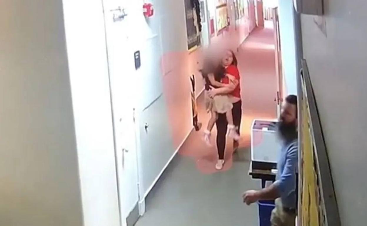 Una profesora de Ohio lanza a una niña sorda contra el suelo en el colegio