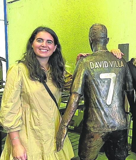 La edil de Deportes, junto a la estatua.