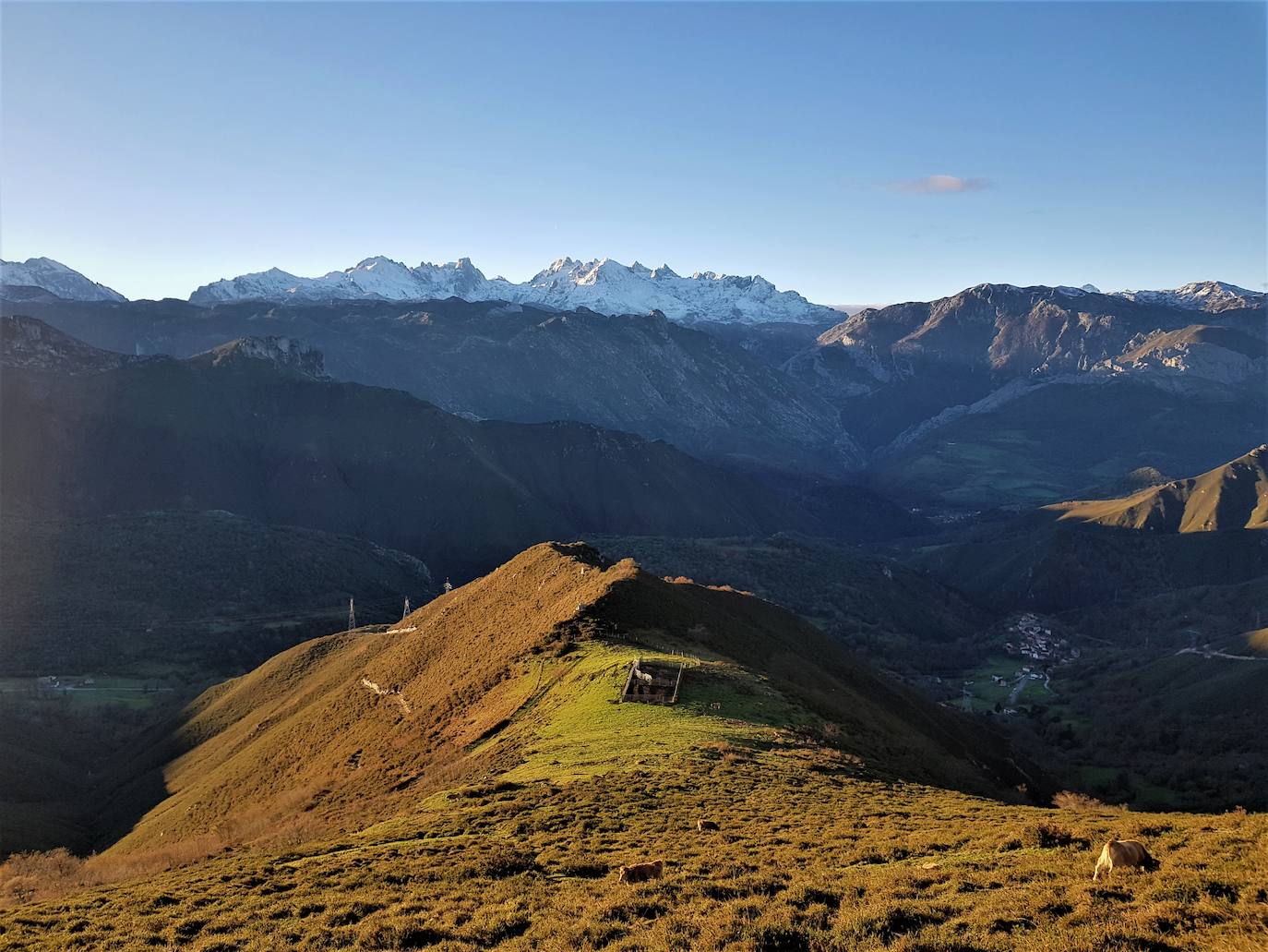 Sellón, mirando a los Picos de Europa y con la canal de Gobio a la espalda 