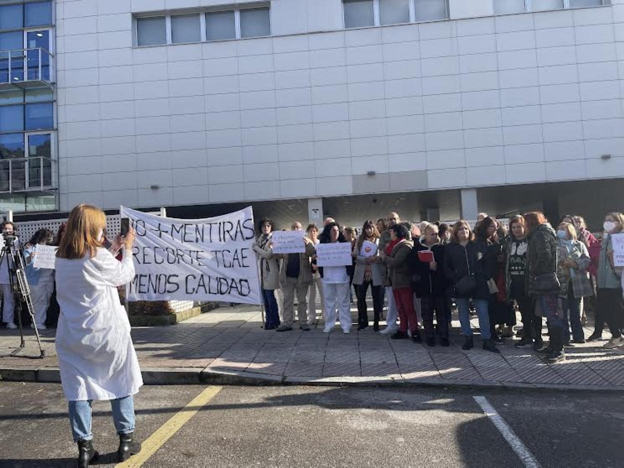 Protesta en la residencia de ancianos de Riaño, en Langreo, contra el recorte de plantilla que se aplicará en cuanto empiece 2023. 
