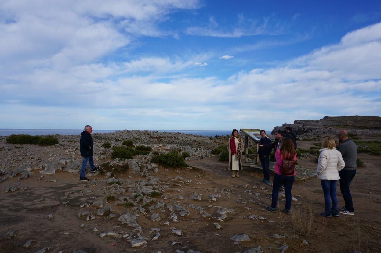 Diego Ruiz de la Peña, candidato a la Alcaldía, y Rafael Palacios visitaron los bufones junto a miembros de Podemos Llanes. 