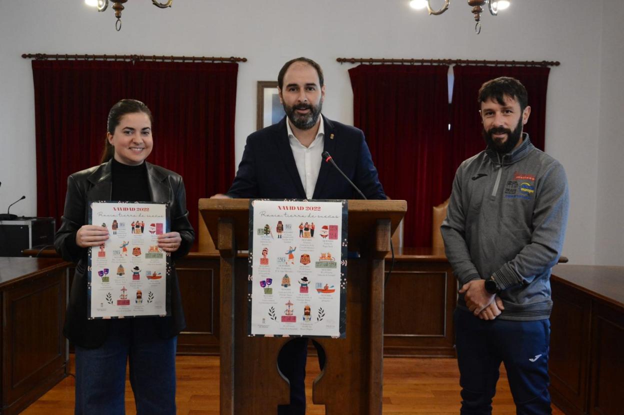 Carolina Fernández, David Álvarez y Alejandro del Busto presentaron el programa navideño de Pravia. 