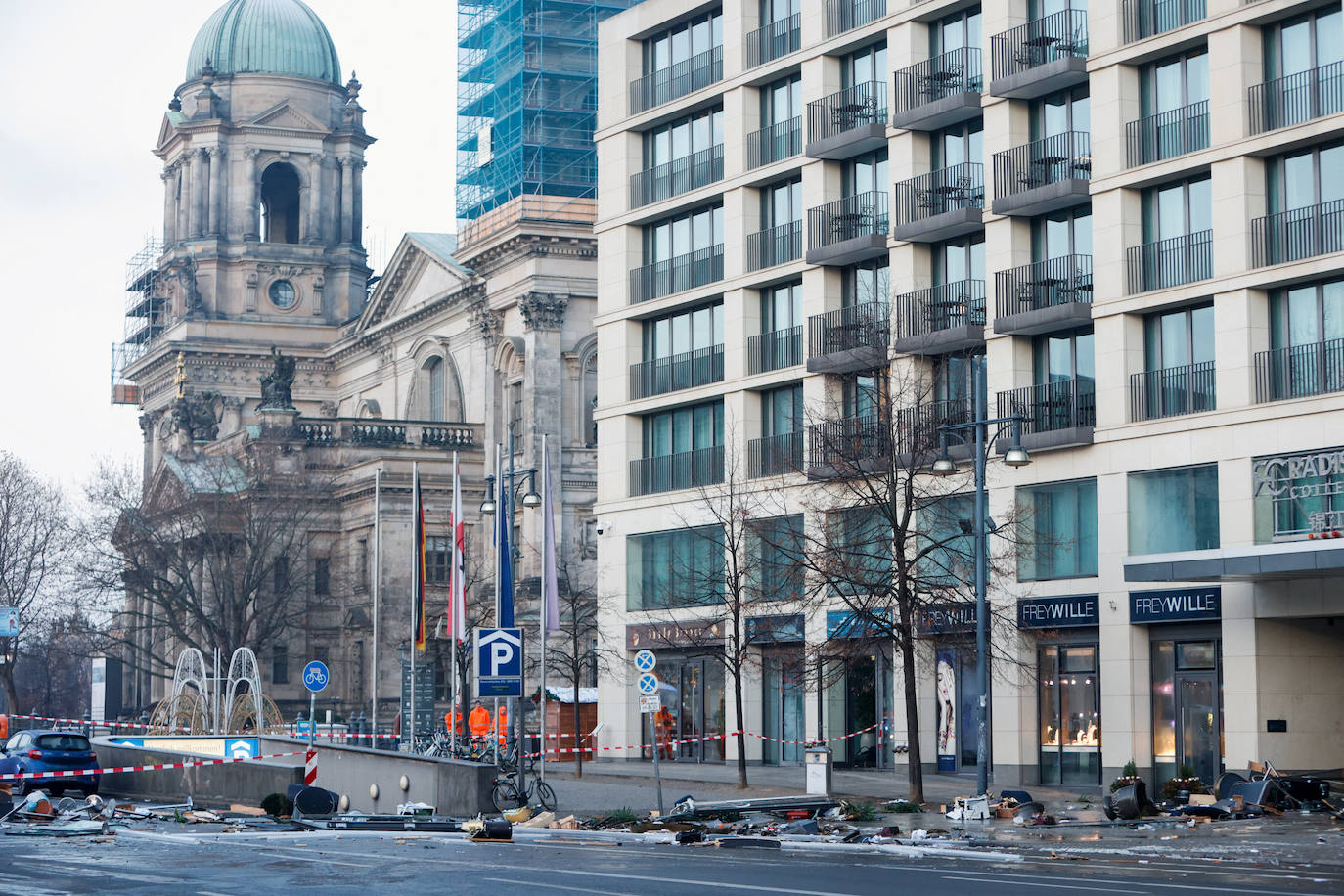 Fotos: Un millón de litros derramados tras el reventón del mayor acuario cilíndrico del mundo