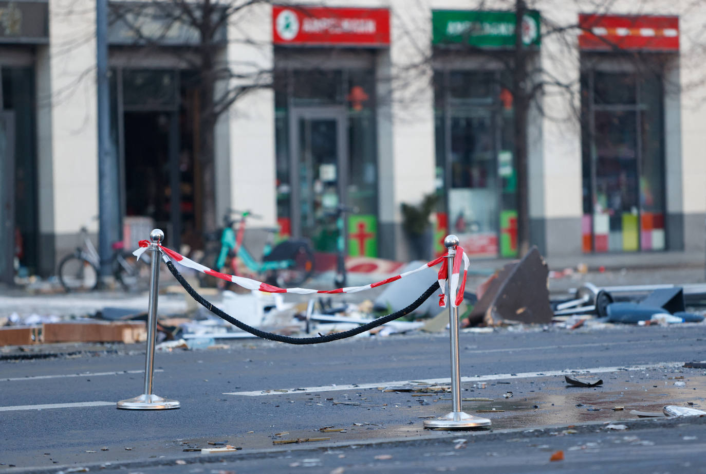 Fotos: Un millón de litros derramados tras el reventón del mayor acuario cilíndrico del mundo