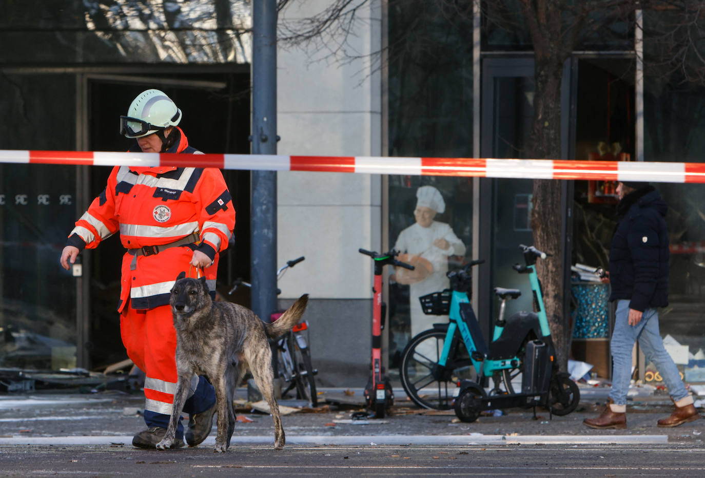 Fotos: Un millón de litros derramados tras el reventón del mayor acuario cilíndrico del mundo