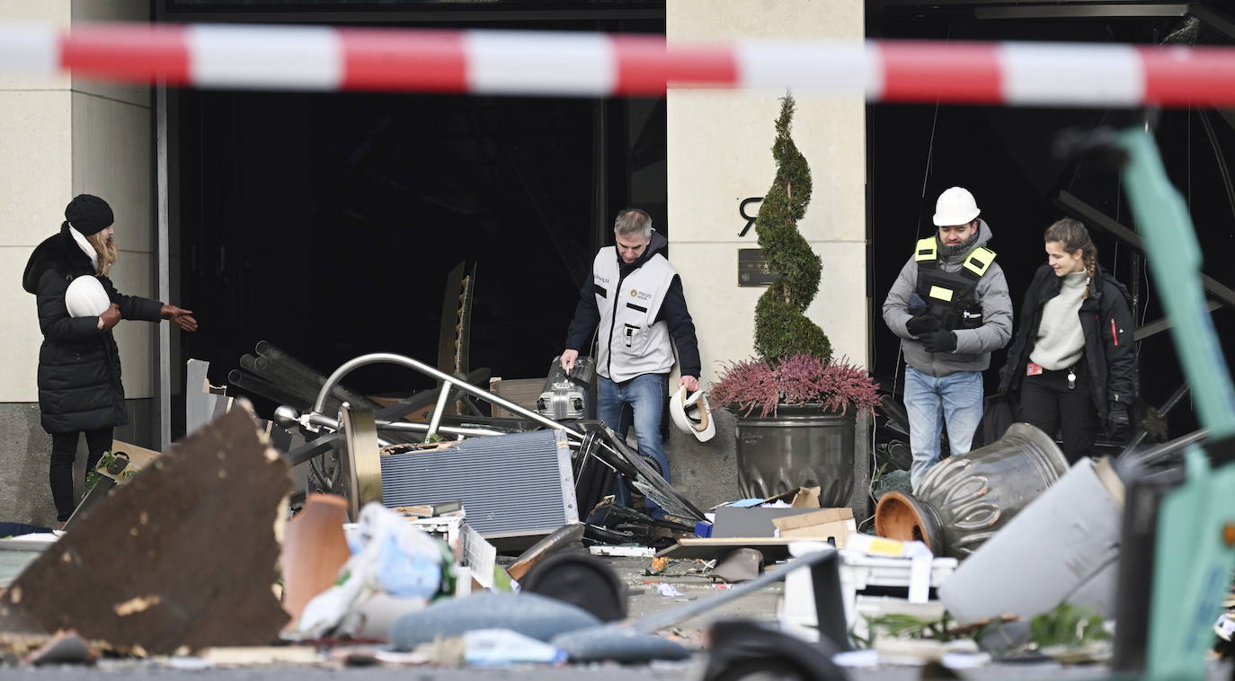 Fotos: Un millón de litros derramados tras el reventón del mayor acuario cilíndrico del mundo