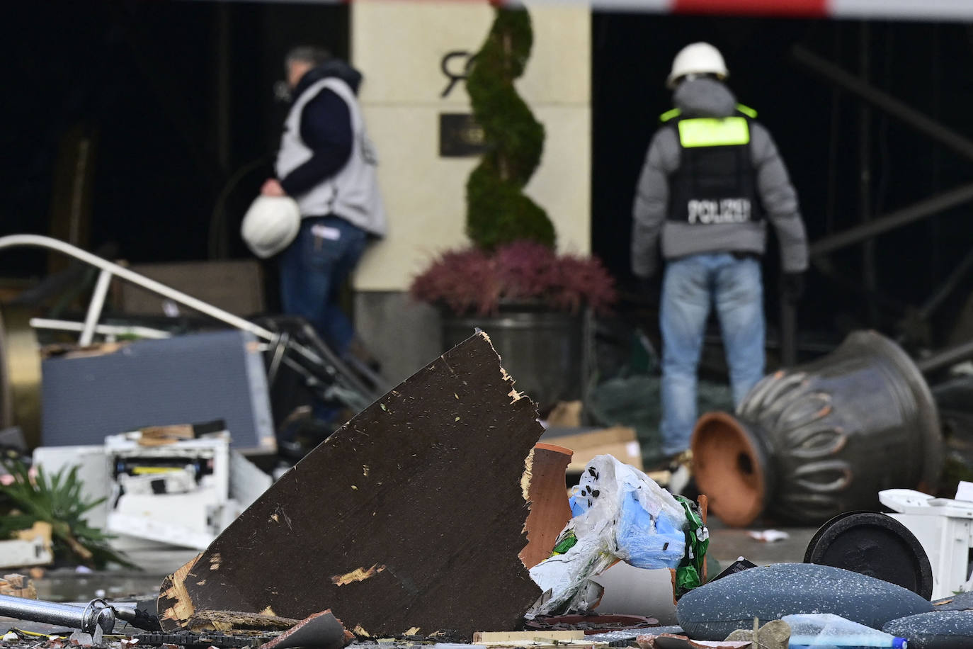 Fotos: Un millón de litros derramados tras el reventón del mayor acuario cilíndrico del mundo