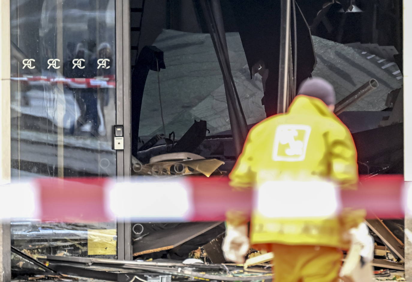 Fotos: Un millón de litros derramados tras el reventón del mayor acuario cilíndrico del mundo