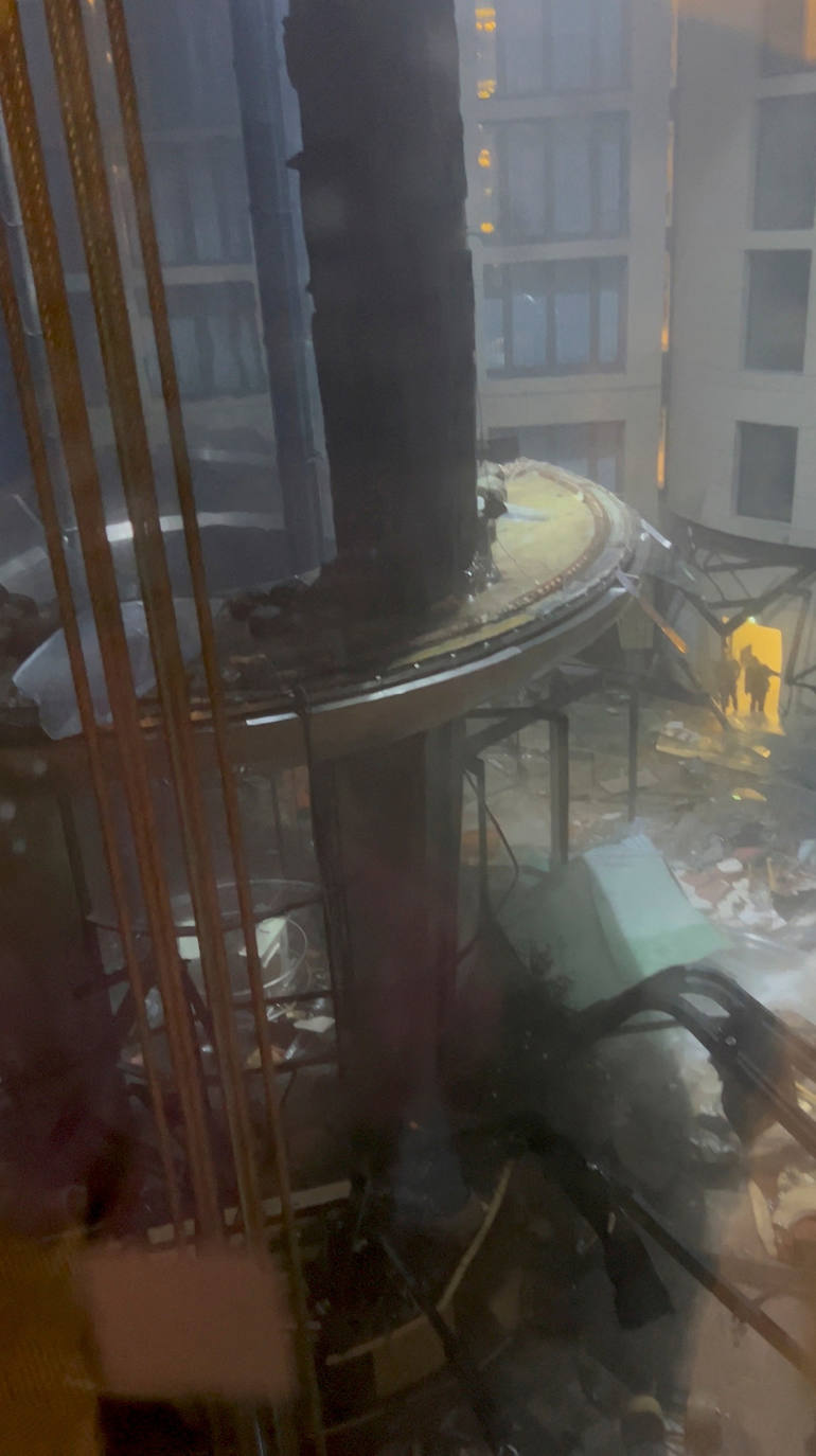 Fotos: Un millón de litros derramados tras el reventón del mayor acuario cilíndrico del mundo