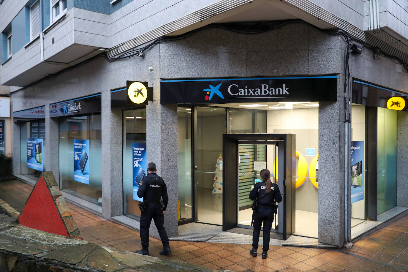 Atracan a punta de pistola una oficina bancaria en Gijón