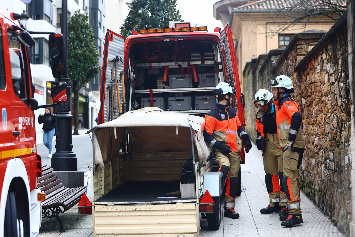 Fotos: Despliegue para socorrer a una alumna del instituto Alfonso II de Oviedo