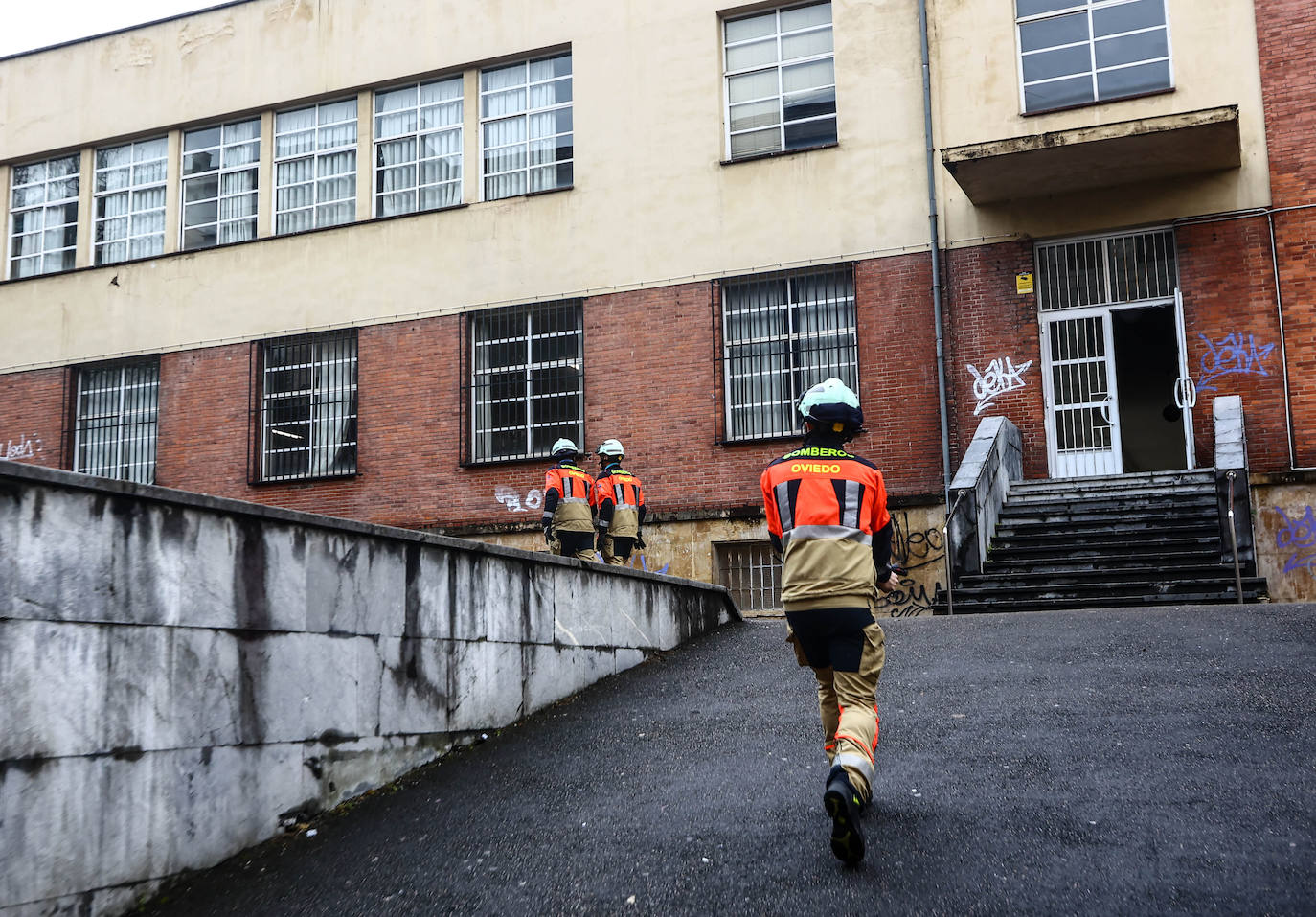Fotos: Despliegue para socorrer a una alumna del instituto Alfonso II de Oviedo