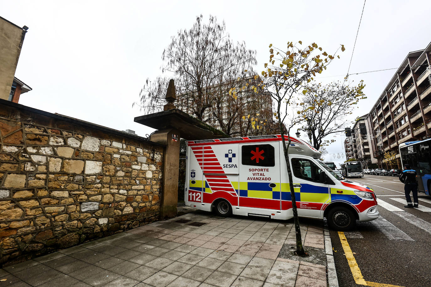 Fotos: Despliegue para socorrer a una alumna del instituto Alfonso II de Oviedo