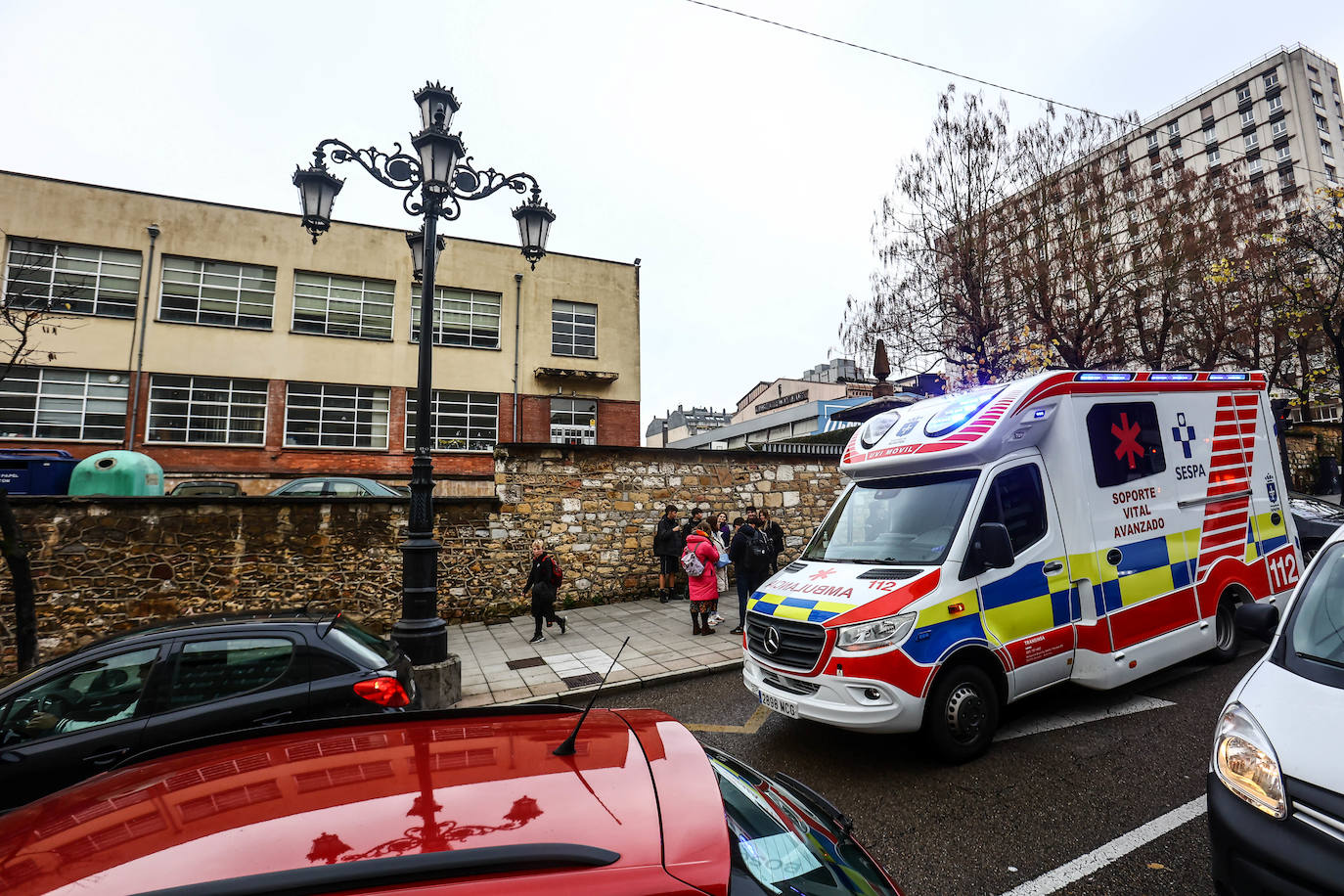 Fotos: Despliegue para socorrer a una alumna del instituto Alfonso II de Oviedo